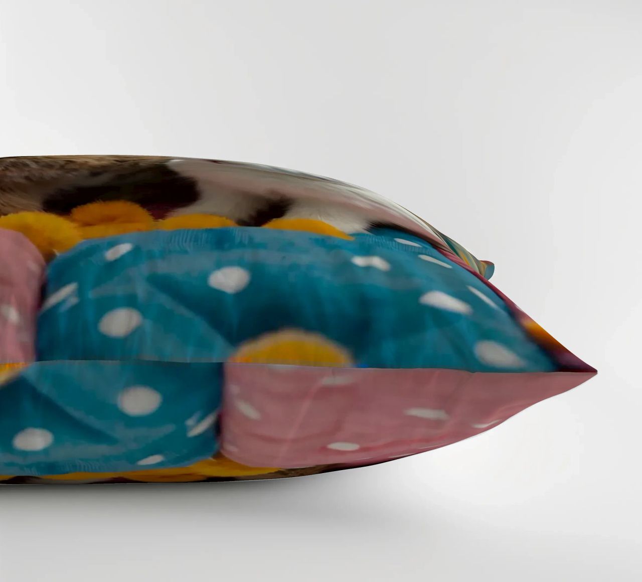 Due adorabili conigli seduti su un'accogliente trapunta colorata cuscino da DesignDoodle