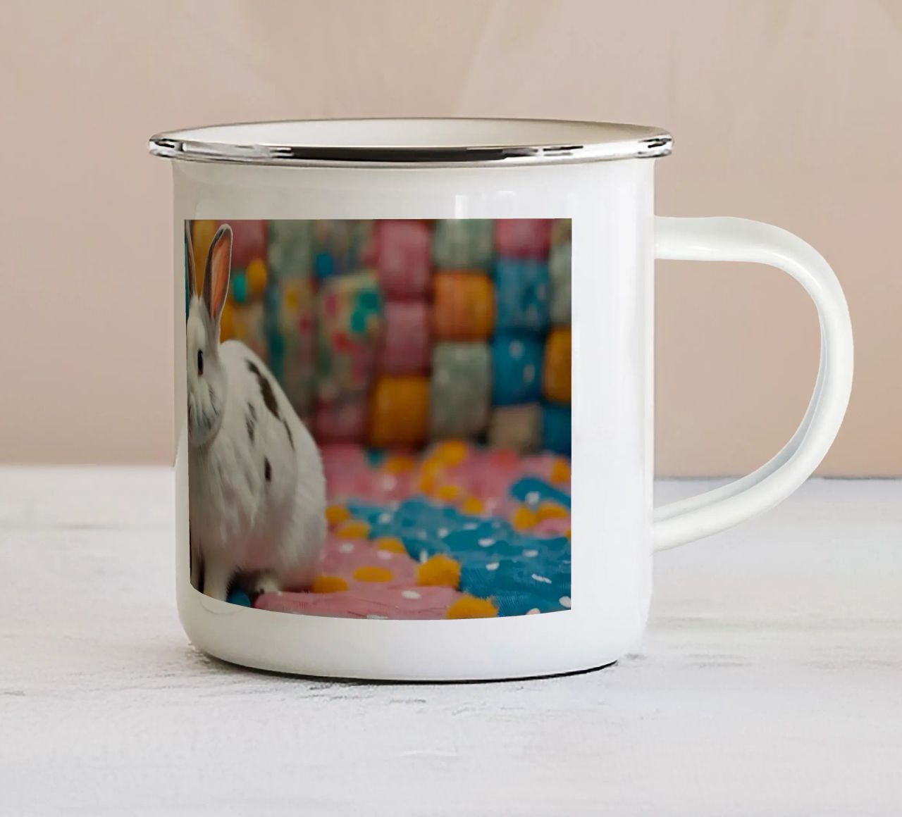 Due adorabili conigli seduti su un'accogliente trapunta colorata tazza in smalto da DesignDoodle