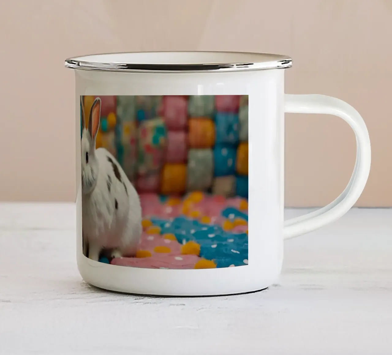 Due adorabili conigli seduti su un'accogliente trapunta colorata tazza in smalto da DesignDoodle
