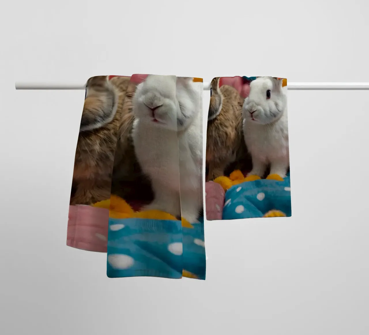 Deux adorables lapins assis sur un édredon coloré. serviette de bain de DesignDoodle