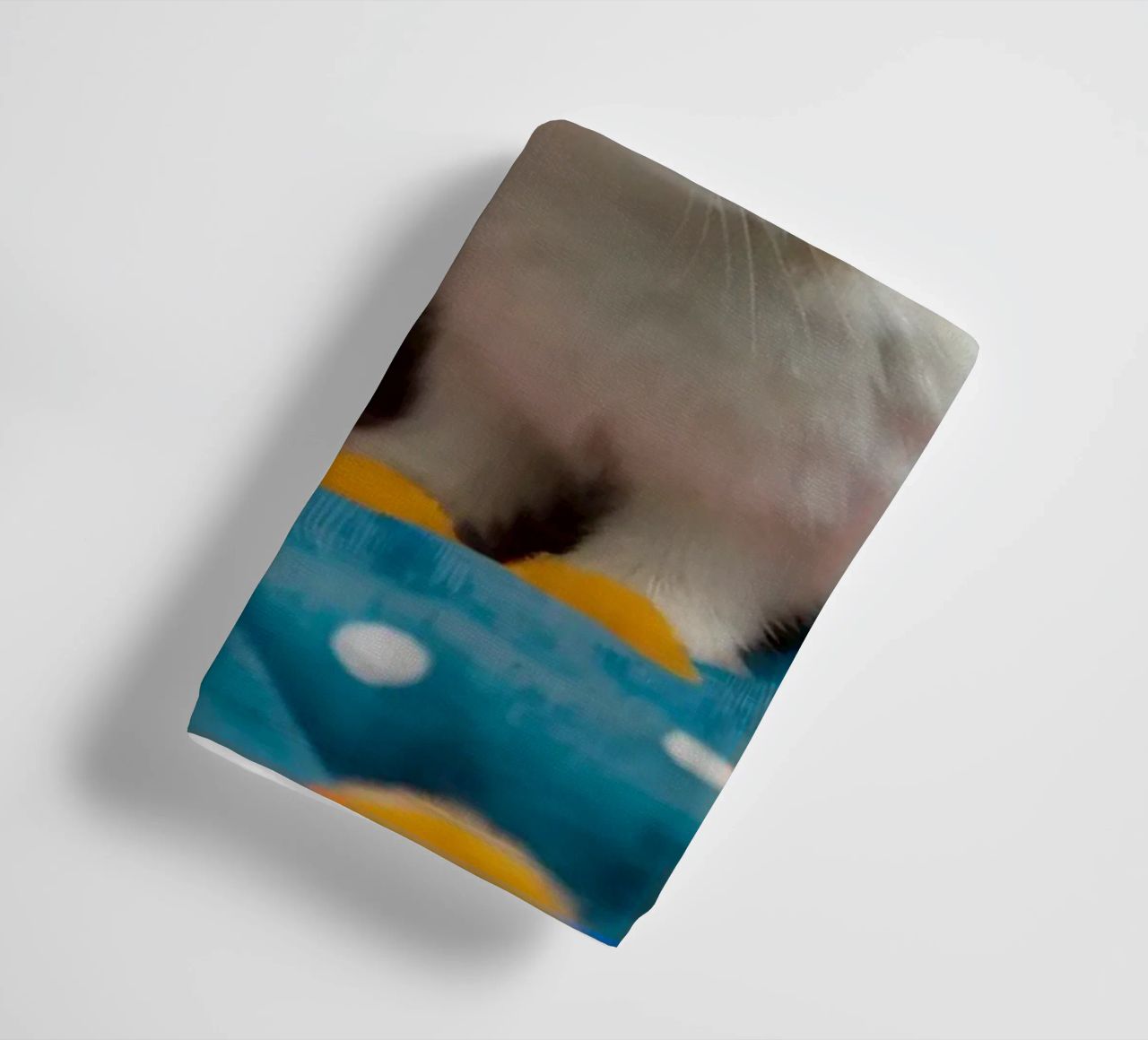 Due adorabili conigli seduti su un'accogliente trapunta colorata asciugamano da bagno da DesignDoodle