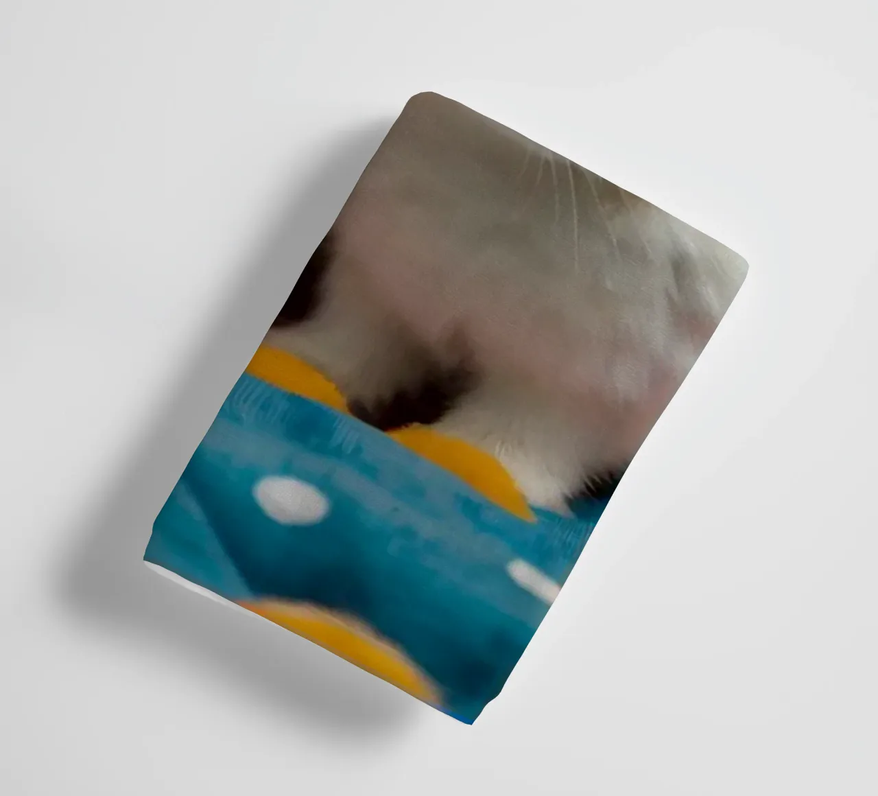 Deux adorables lapins assis sur un édredon coloré. serviette de bain de DesignDoodle