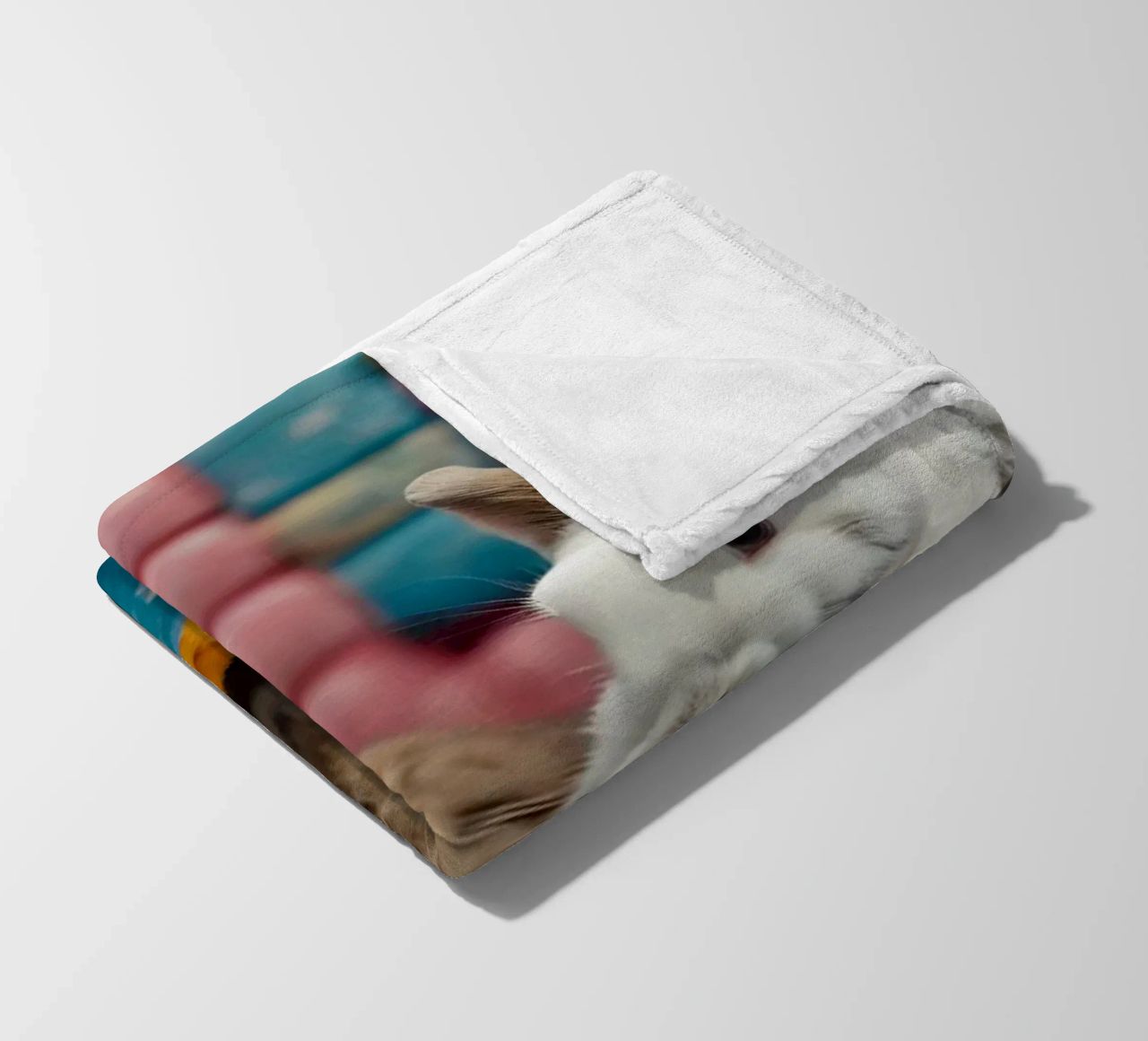Due adorabili conigli seduti su un'accogliente trapunta colorata coperta in pile da DesignDoodle