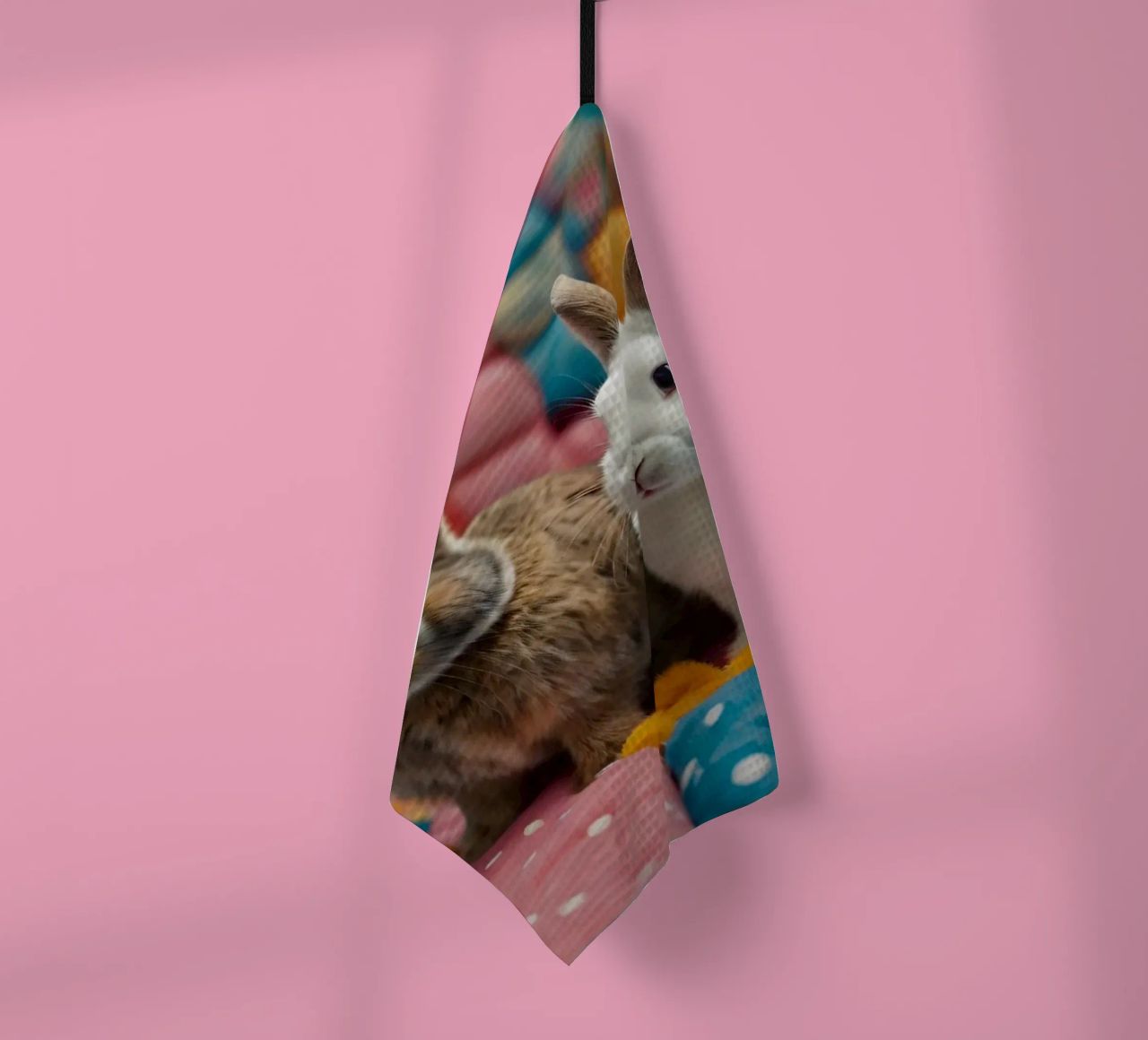 Due adorabili conigli seduti su un'accogliente trapunta colorata canovaccio da cucina da DesignDoodle