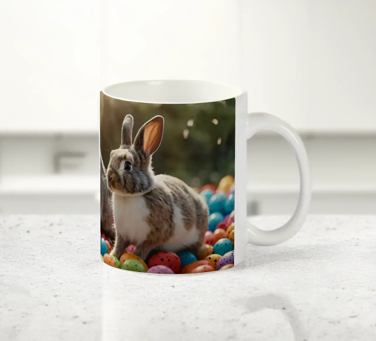 Conigli che esplorano una serie di uova colorate tazza in ceramica da DesignDoodle