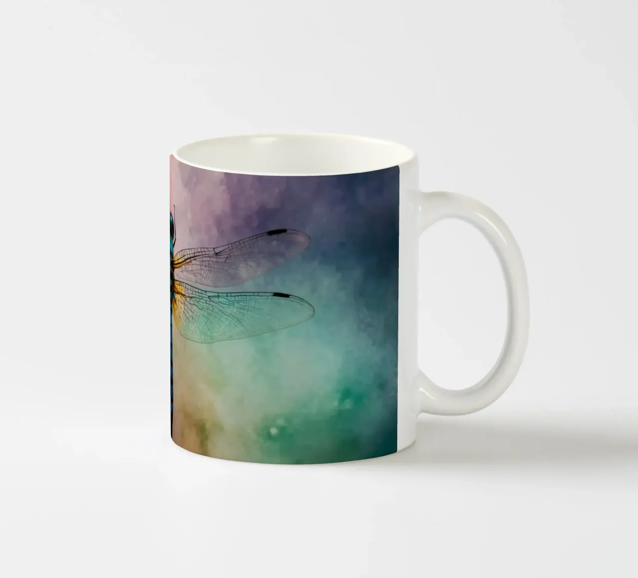 Kleurrijke libelle zwevend tegen een levendige, abstracte achtergrond keramische mok van DesignDoodle