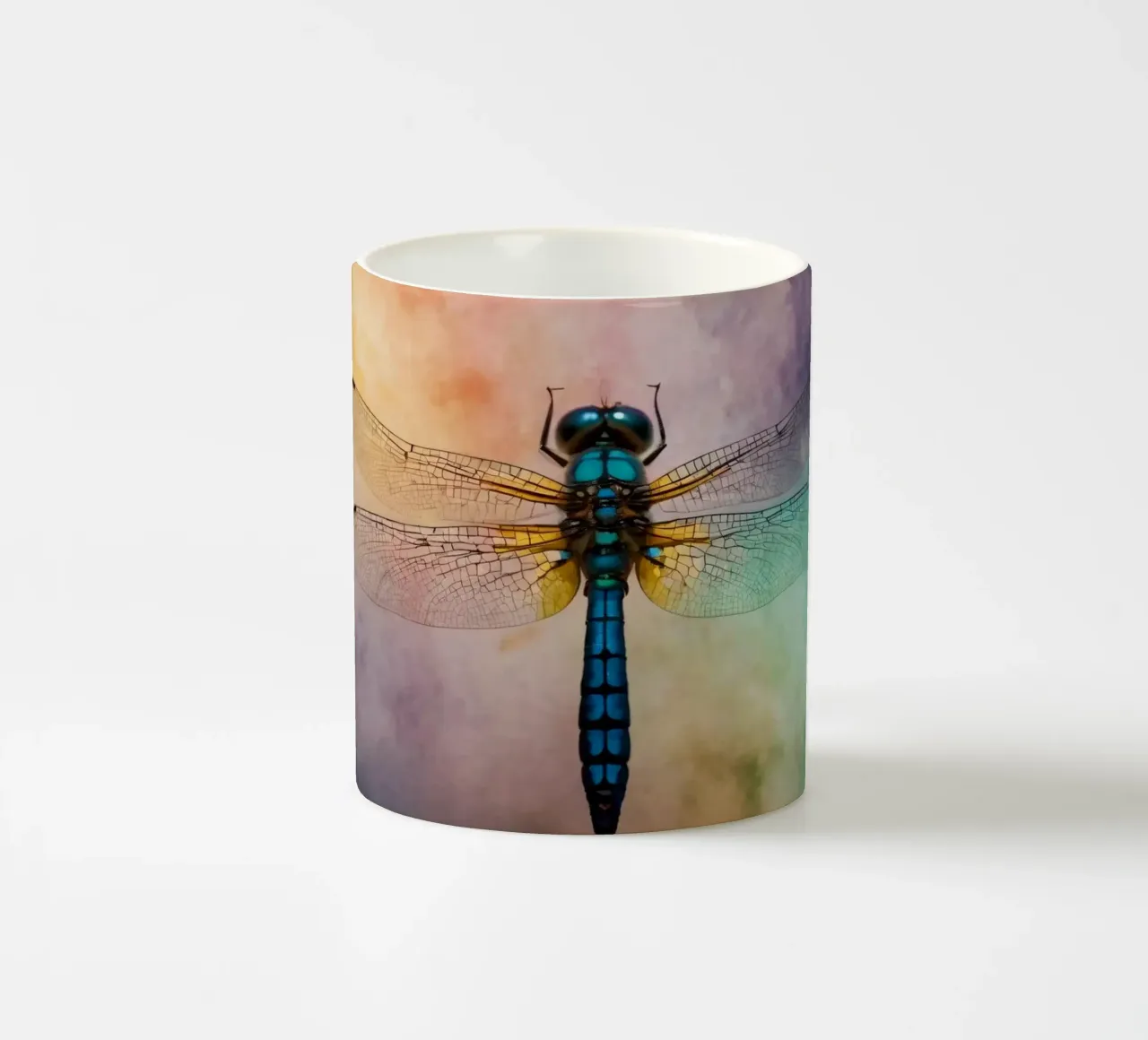 Kleurrijke libelle zwevend tegen een levendige, abstracte achtergrond keramische mok van DesignDoodle
