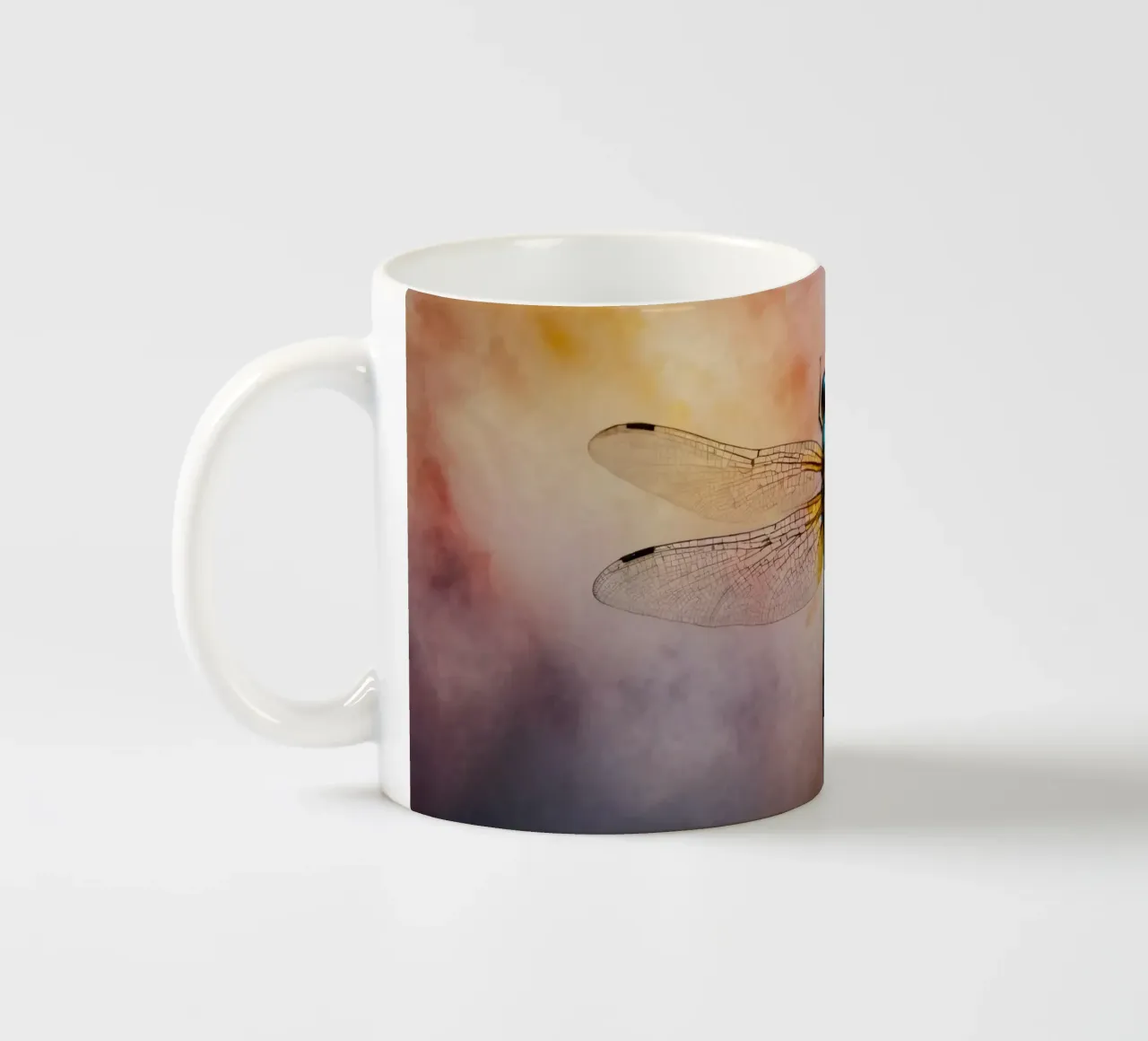 Kleurrijke libelle zwevend tegen een levendige, abstracte achtergrond keramische mok van DesignDoodle