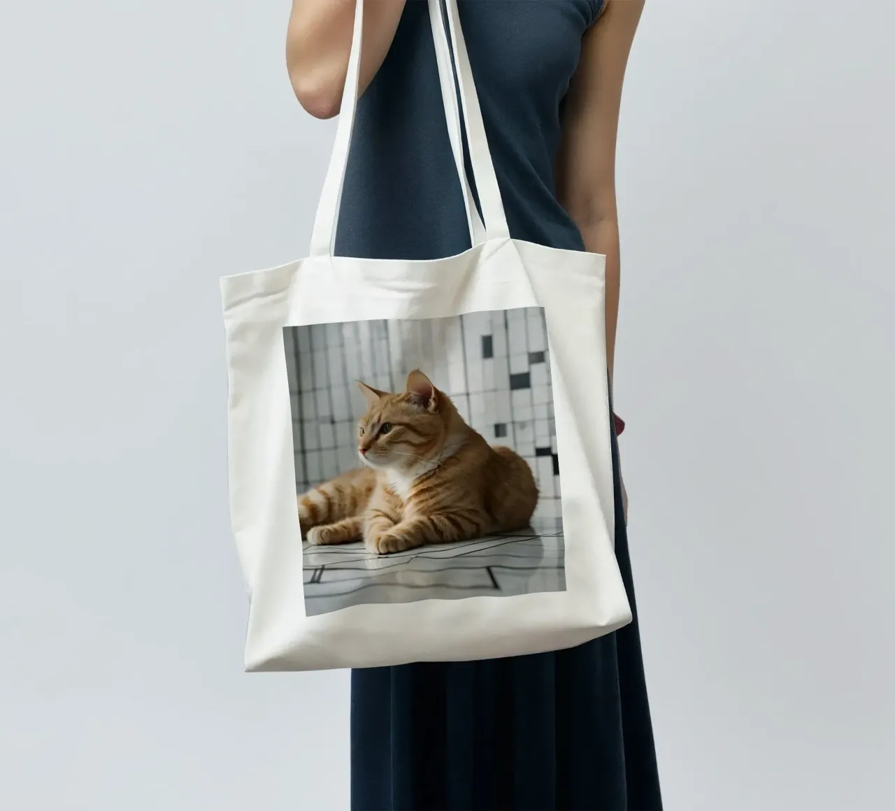 Gatto soriano arancione che si rilassa sul pavimento piastrellato in un interno moderno borsa in juta da DesignDoodle