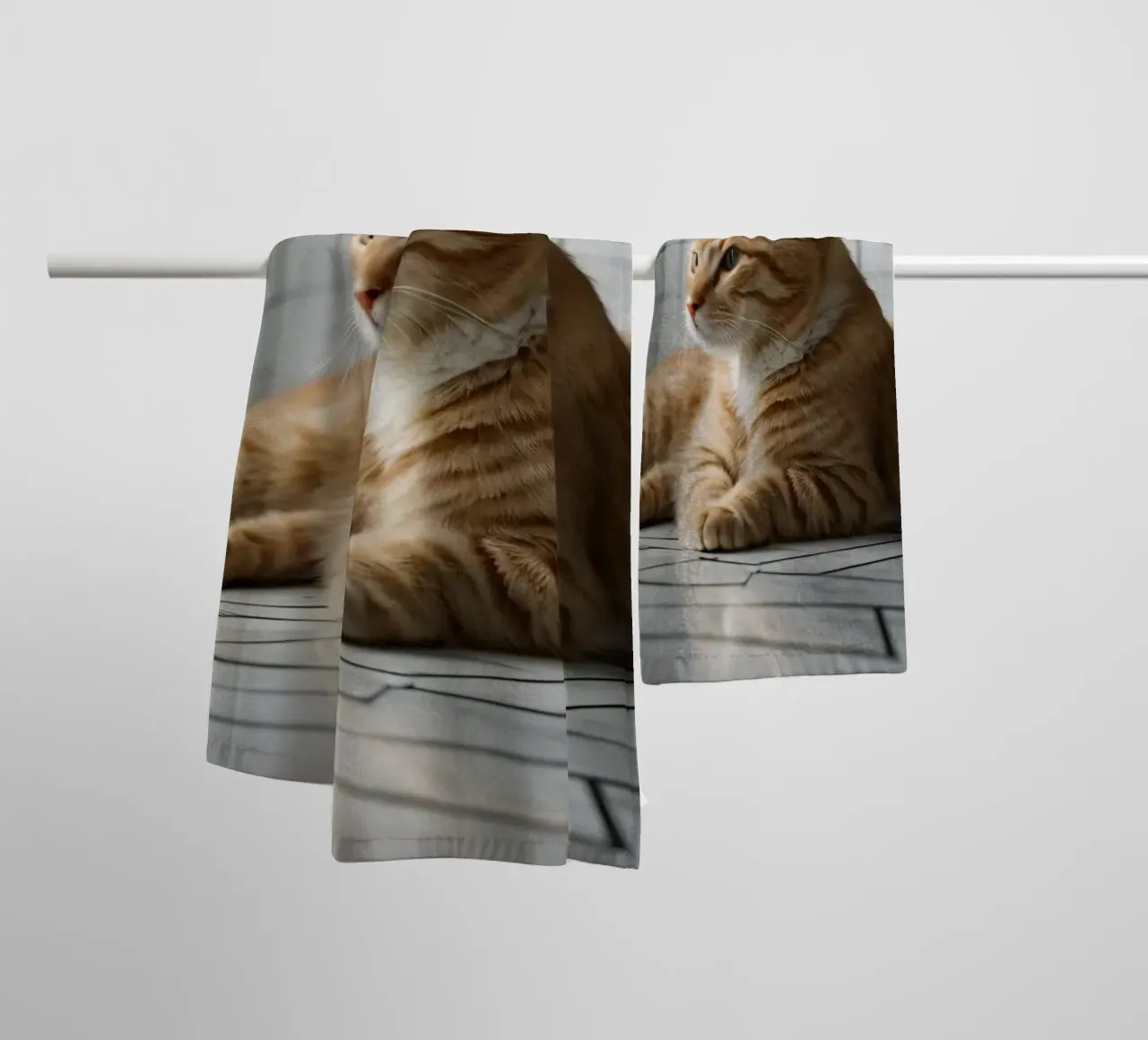 Gatto soriano arancione che si rilassa sul pavimento piastrellato in un interno moderno asciugamano da bagno da DesignDoodle