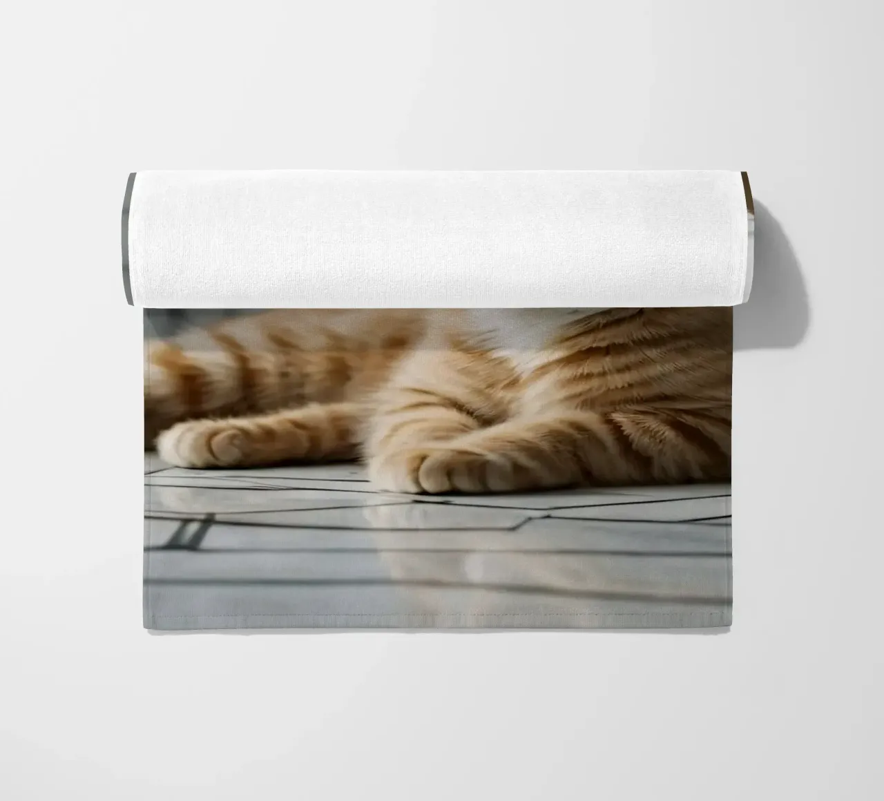Gatto soriano arancione che si rilassa sul pavimento piastrellato in un interno moderno telo mare da DesignDoodle