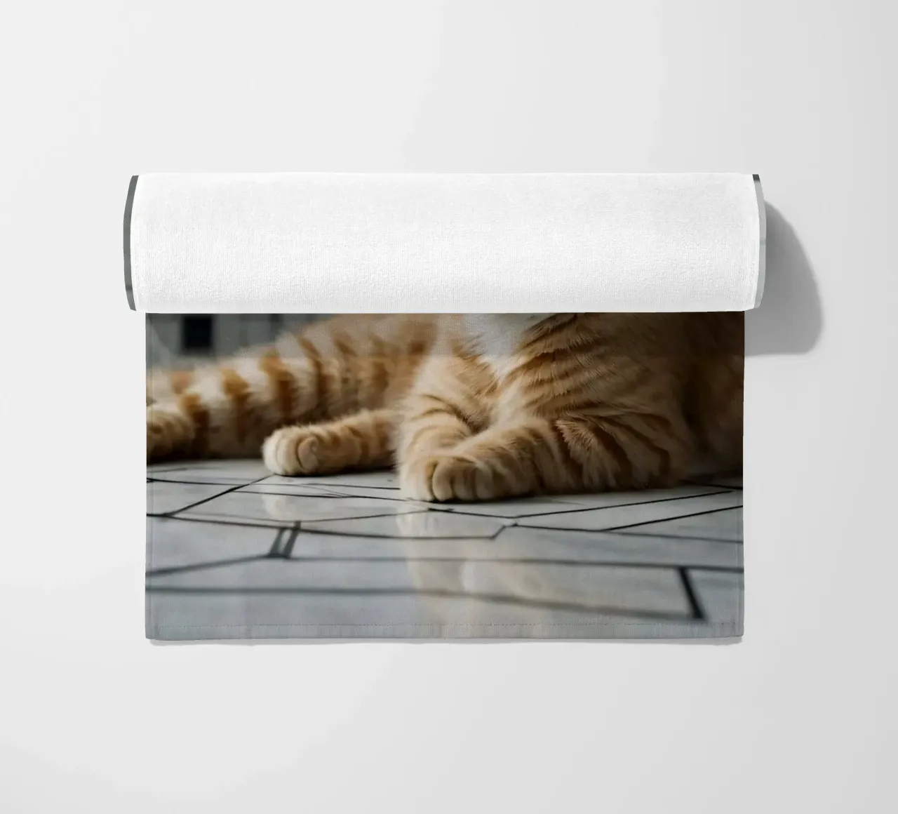 Gatto soriano arancione che si rilassa sul pavimento piastrellato in un interno moderno telo mare da DesignDoodle