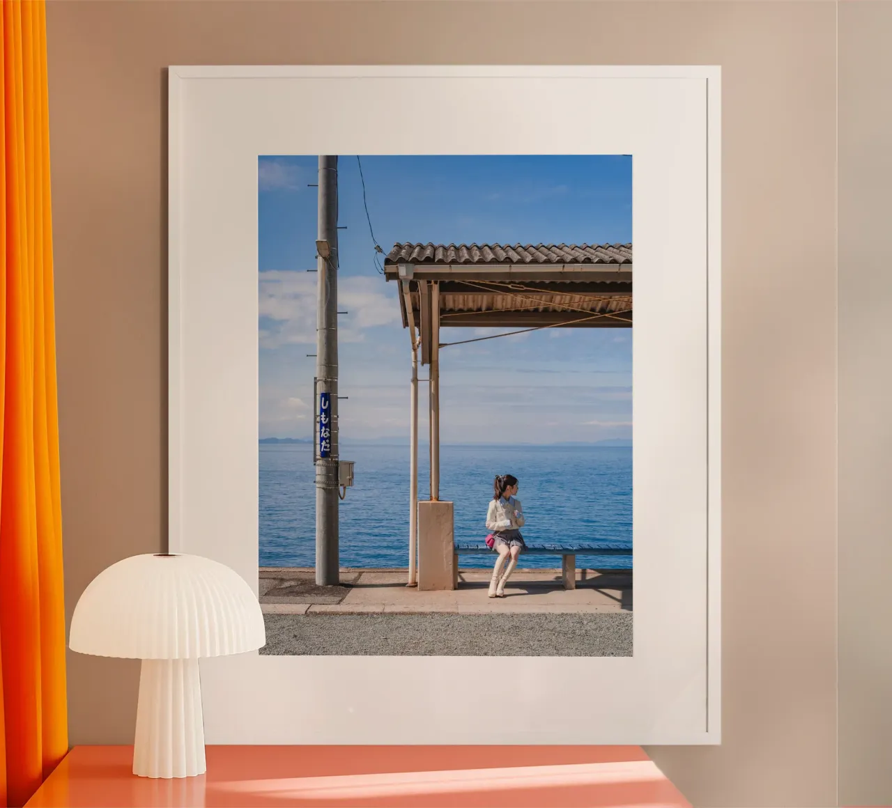 Stazione sul mare - Shikoku, Giappone poster con telaio in legno da Marcel Bisig