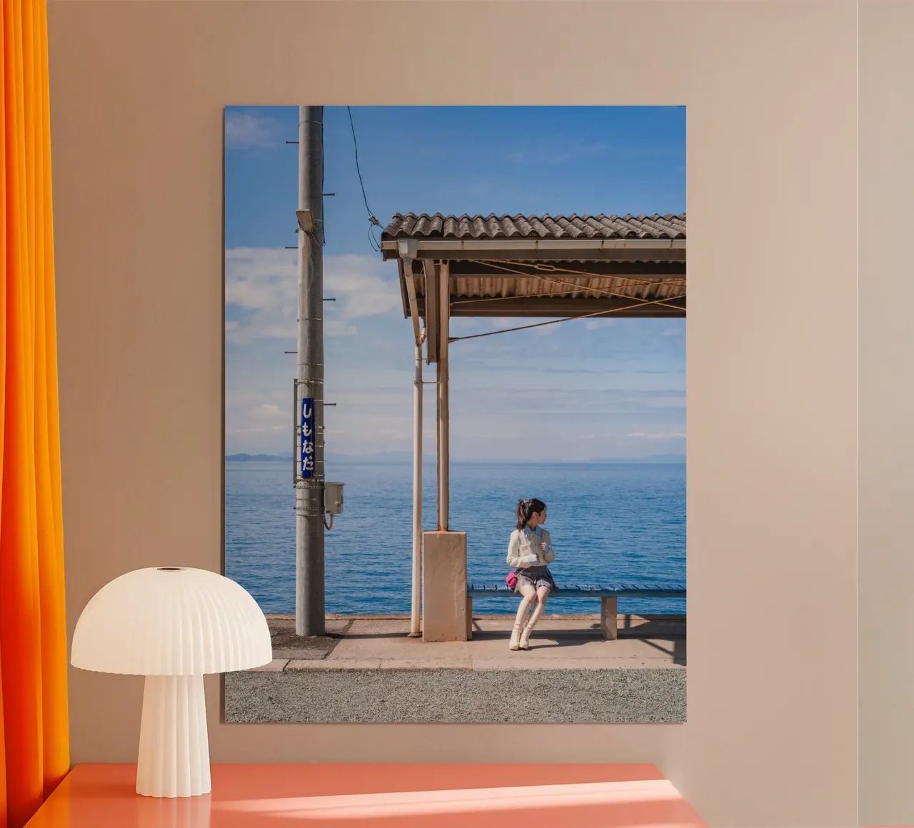 Stazione sul mare - Shikoku, Giappone poster con telaio in legno da Marcel Bisig