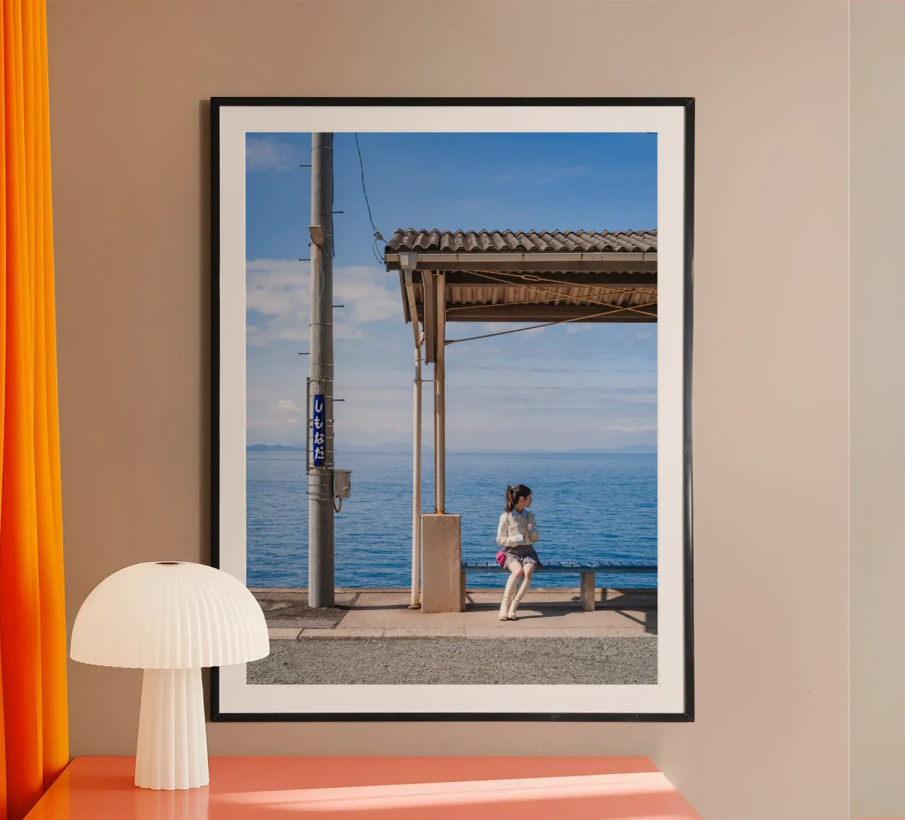 Stazione sul mare - Shikoku, Giappone poster con telaio in legno da Marcel Bisig