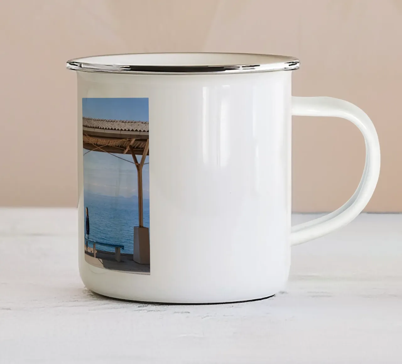 Stazione sul mare - Shikoku, Giappone tazza in smalto da Marcel Bisig