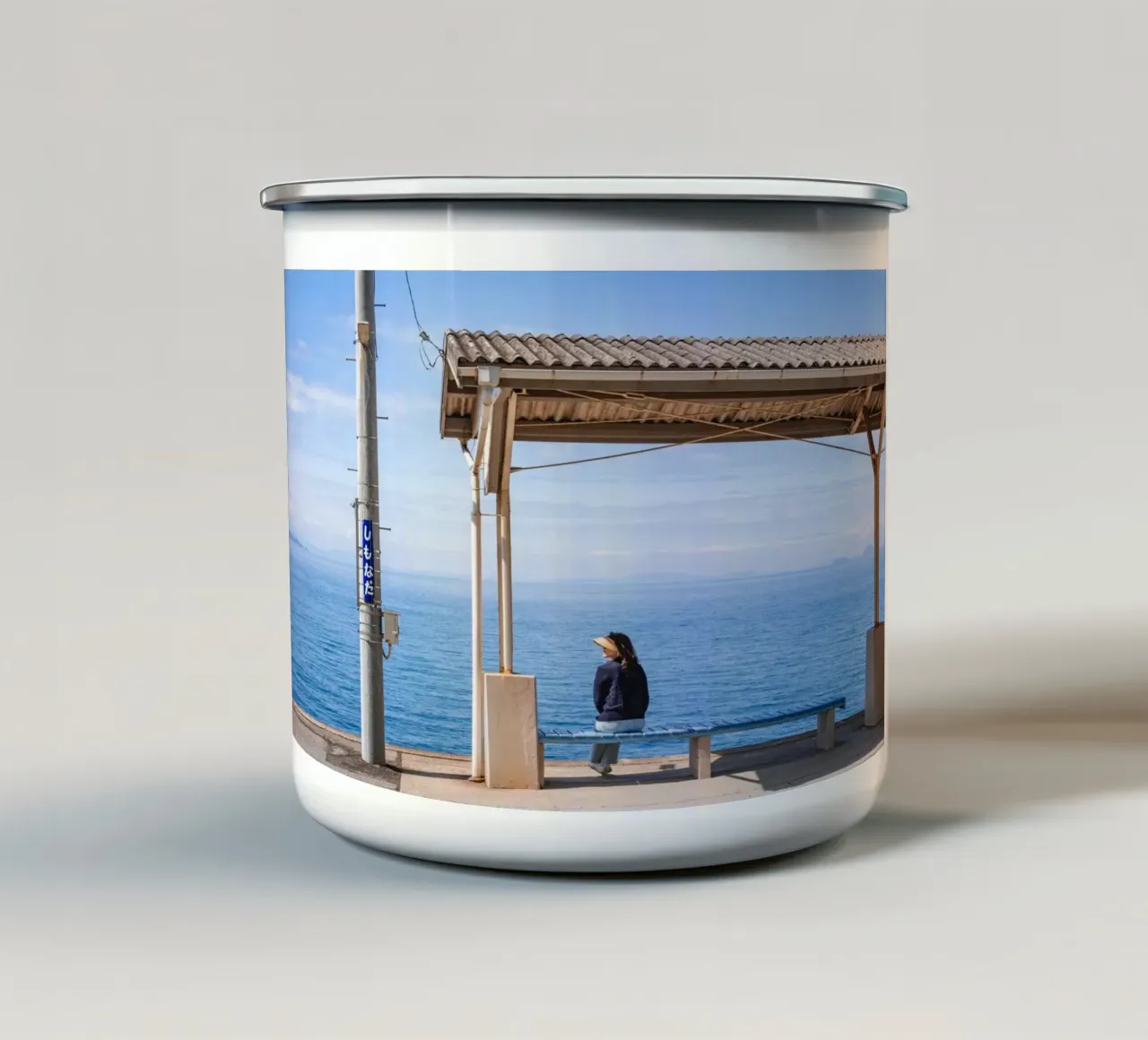 Stazione sul mare - Shikoku, Giappone tazza in smalto da Marcel Bisig