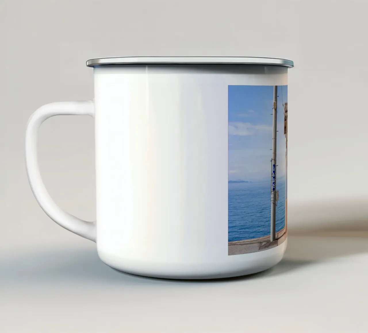 Stazione sul mare - Shikoku, Giappone tazza in smalto da Marcel Bisig