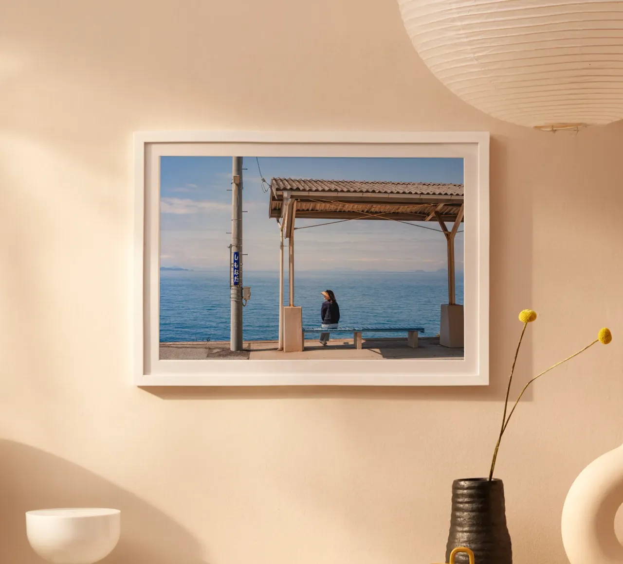 Stazione sul mare - Shikoku, Giappone poster con telaio in legno da Marcel Bisig