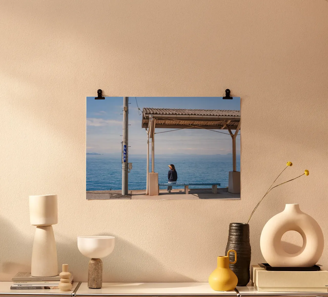 Stazione sul mare - Shikoku, Giappone poster con telaio in legno da Marcel Bisig