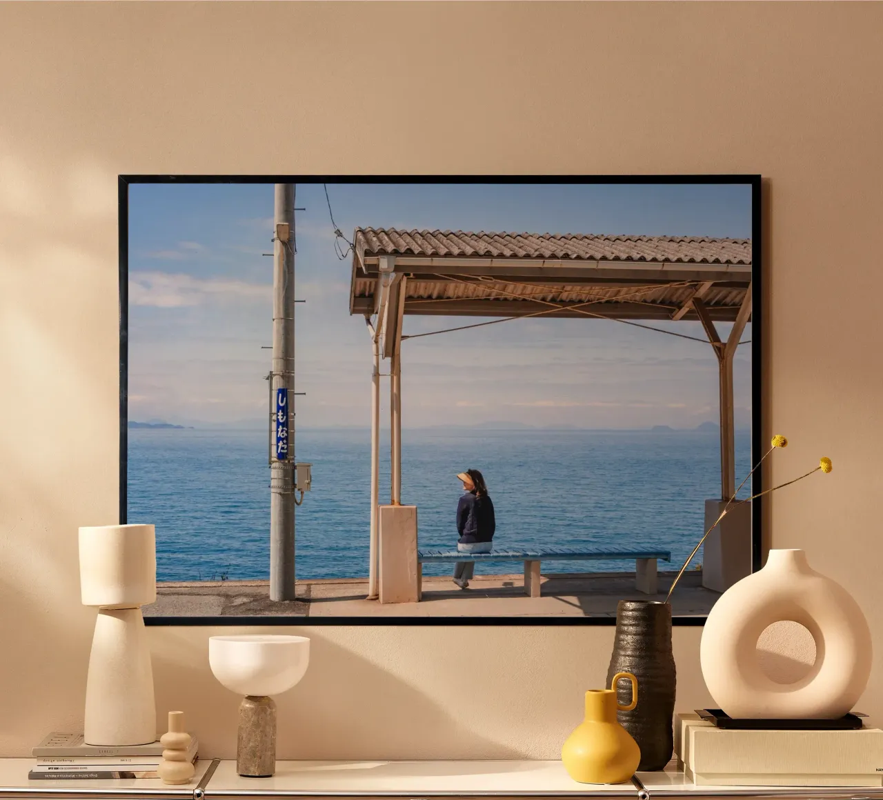 Stazione sul mare - Shikoku, Giappone poster con telaio in legno da Marcel Bisig