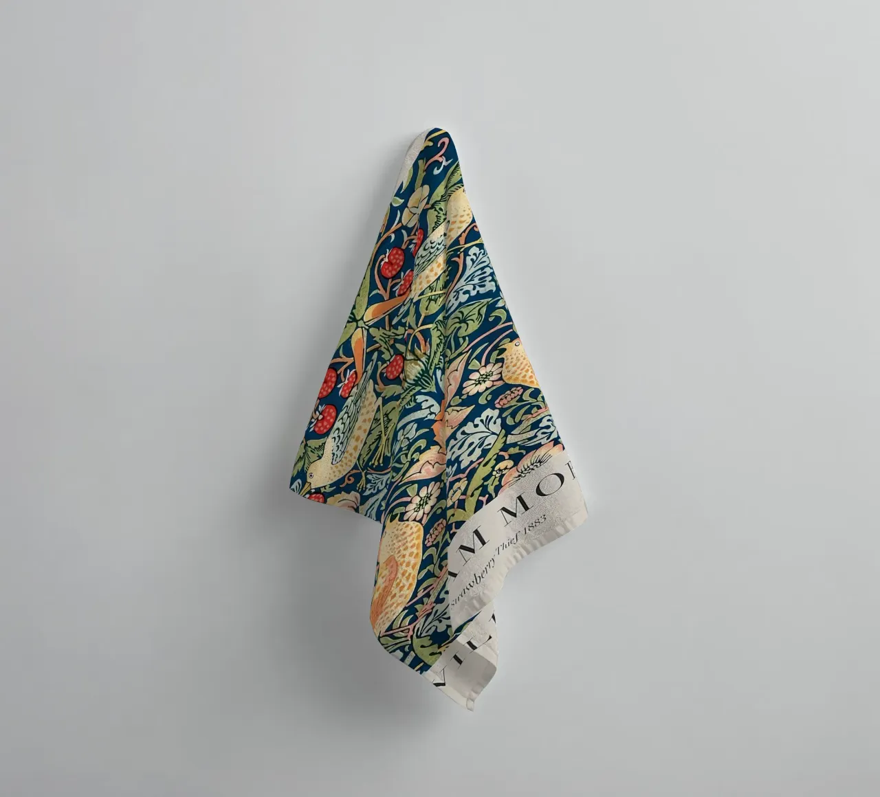 William Morris Ladro di fragole 1883 asciugamano da bagno da Kunzeworld