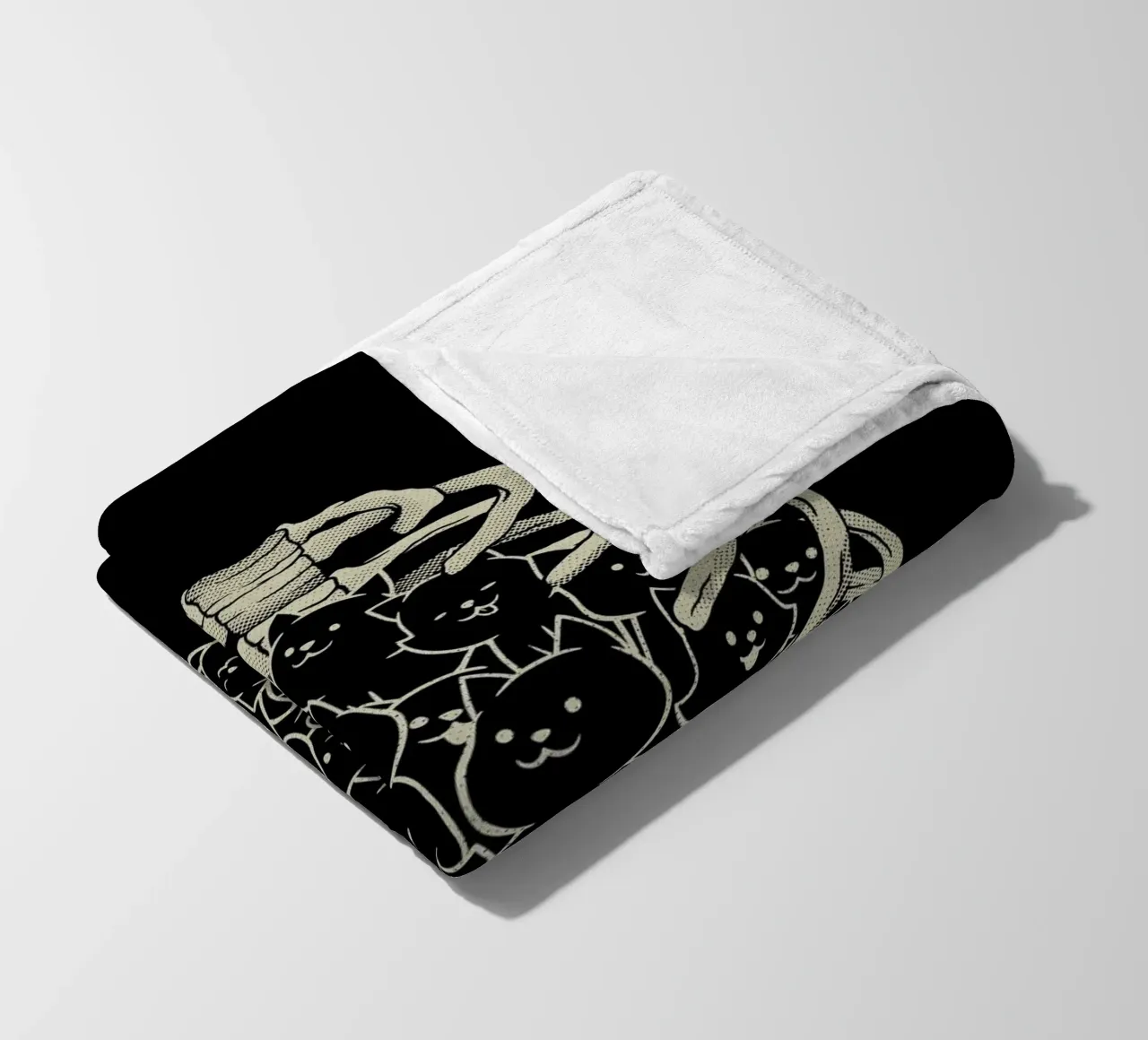 Gatto neko con gabbia toracica in bianco e nero coperta in pile da Tobe Fonseca