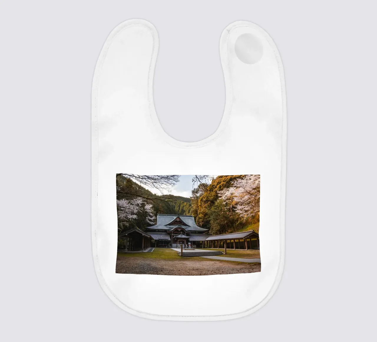 Tempio della foresta serena a Shikoku, Giappone bavaglino da Marcel Bisig