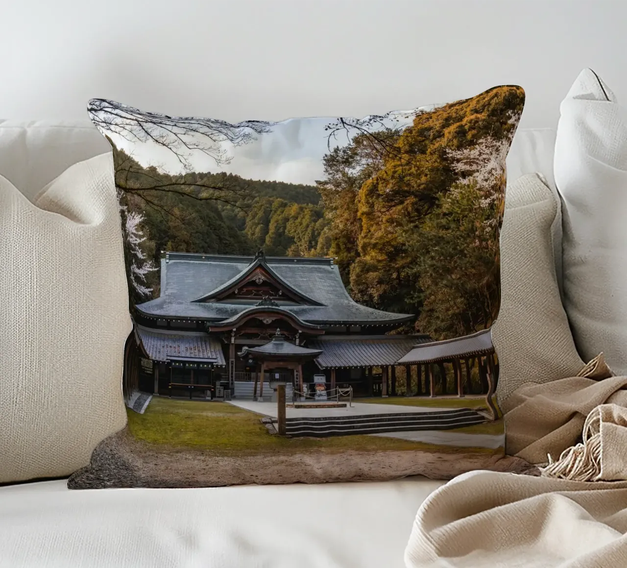 Tempio della foresta serena a Shikoku, Giappone cuscino da Marcel Bisig