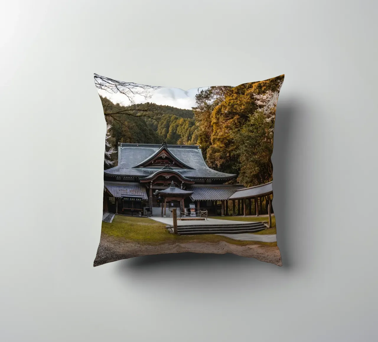 Tempio della foresta serena a Shikoku, Giappone cuscino da Marcel Bisig