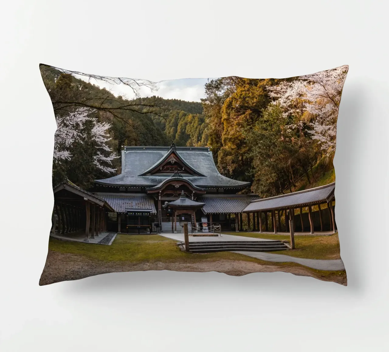 Tempio della foresta serena a Shikoku, Giappone cuscino da Marcel Bisig