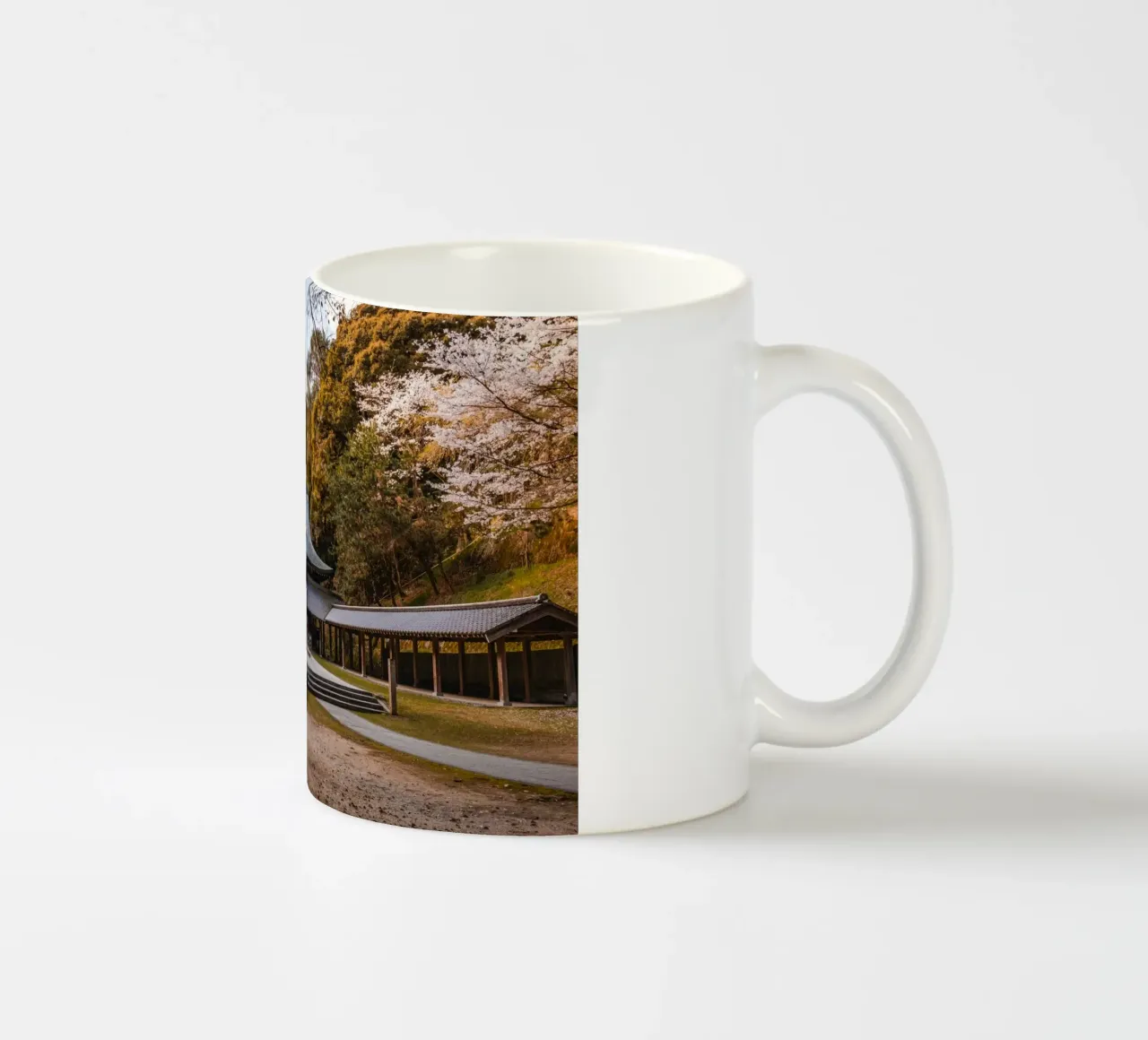 Tempio della foresta serena a Shikoku, Giappone tazza in ceramica da Marcel Bisig
