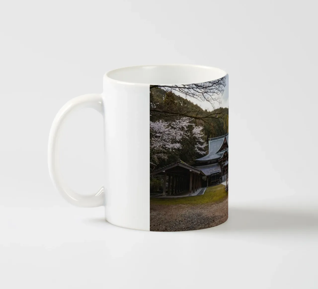 Tempio della foresta serena a Shikoku, Giappone tazza in ceramica da Marcel Bisig