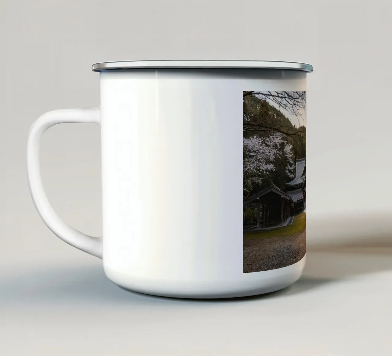 Tempio della foresta serena a Shikoku, Giappone tazza in smalto da Marcel Bisig