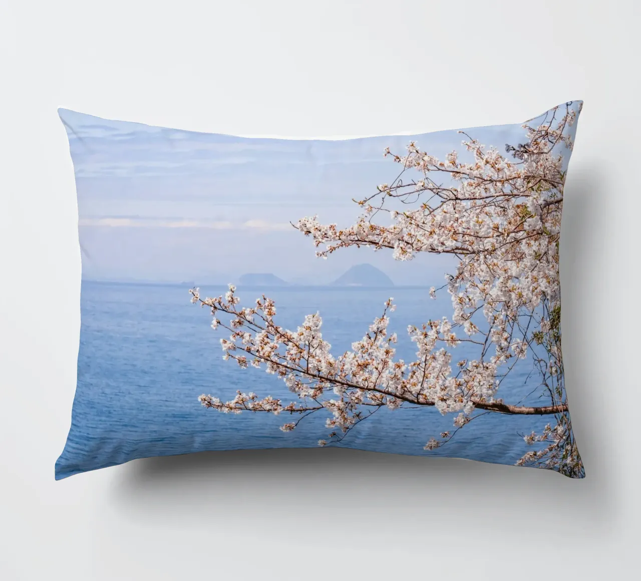 Fiori di ciliegio dell'oceano - Giappone cuscino da Marcel Bisig