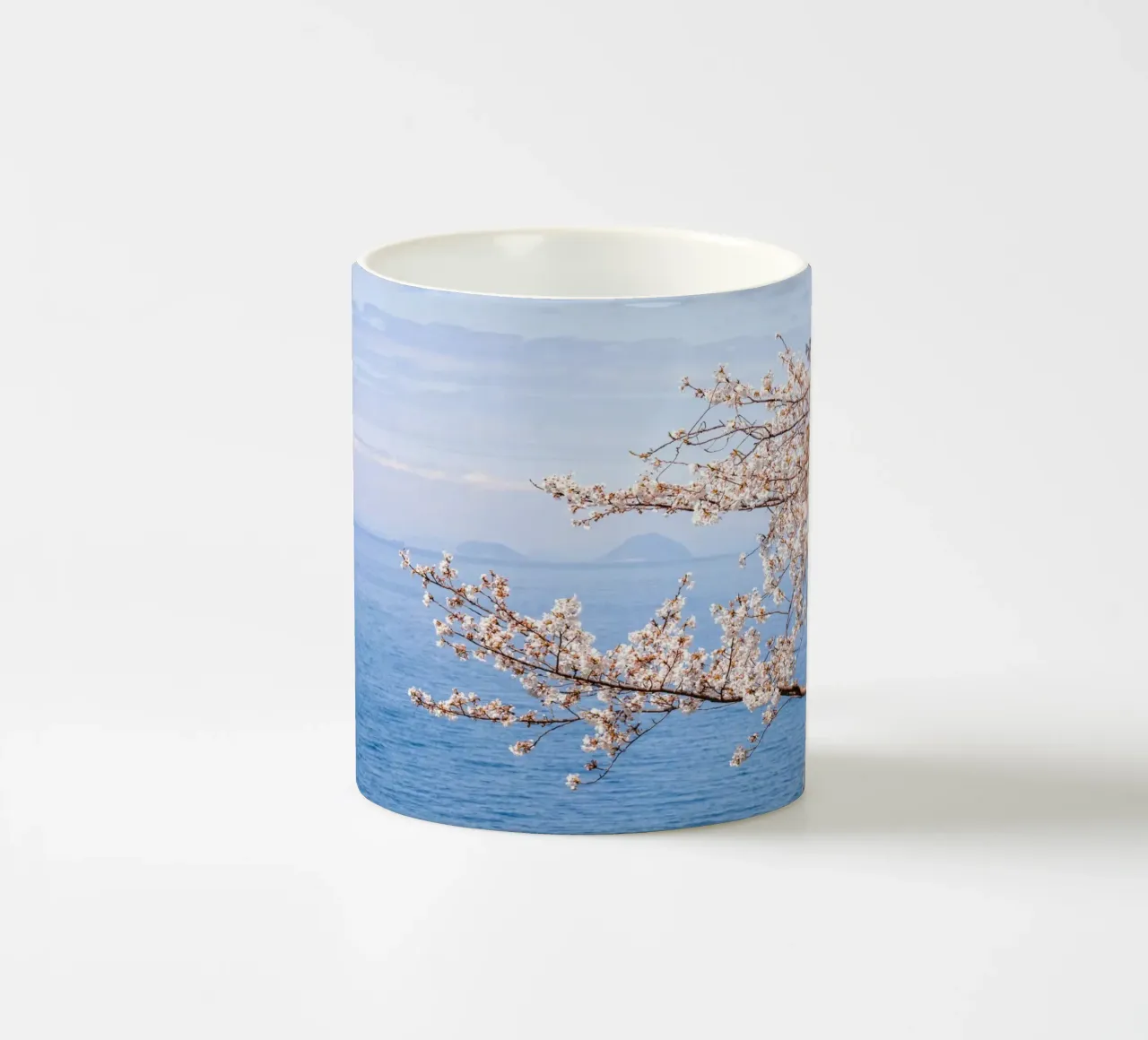 Fiori di ciliegio dell'oceano - Giappone tazza in ceramica da Marcel Bisig