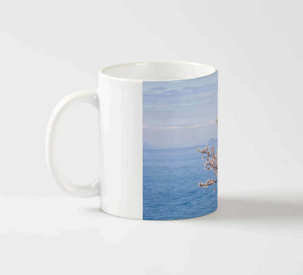 Fiori di ciliegio dell'oceano - Giappone tazza in ceramica da Marcel Bisig