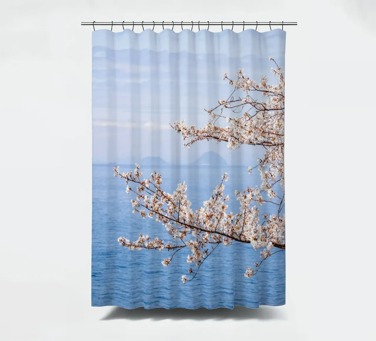 Fiori di ciliegio dell'oceano - Giappone tenda da doccia da Marcel Bisig