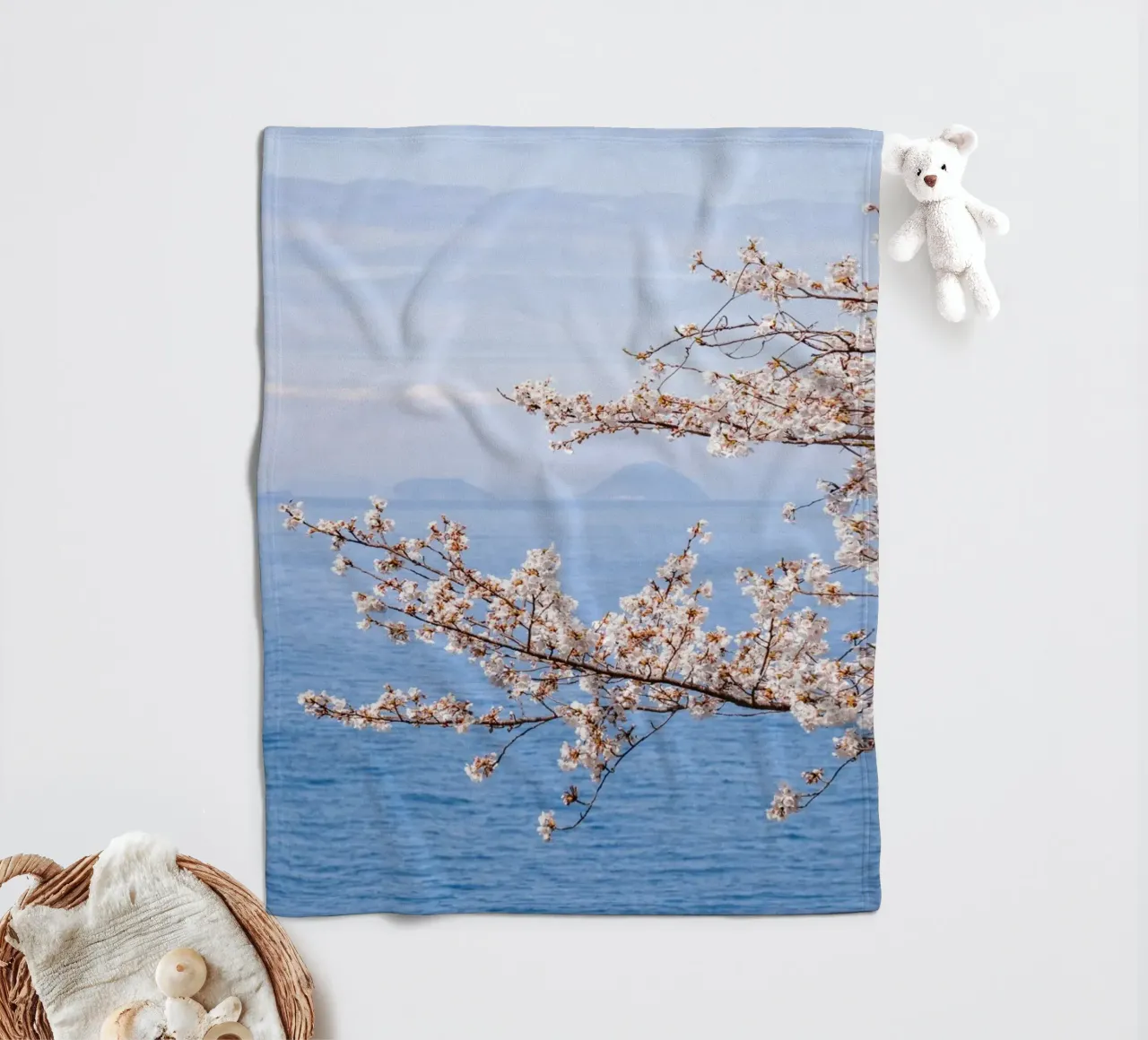 Fiori di ciliegio dell'oceano - Giappone coperta in pile da Marcel Bisig