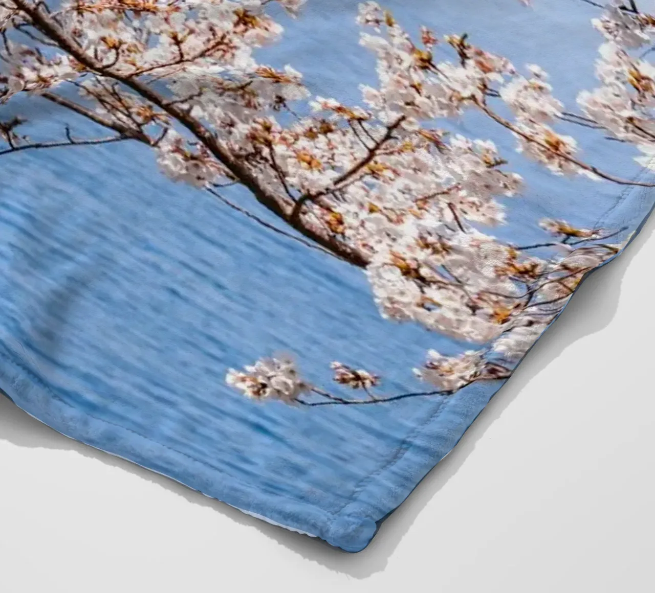 Fiori di ciliegio dell'oceano - Giappone coperta in pile da Marcel Bisig
