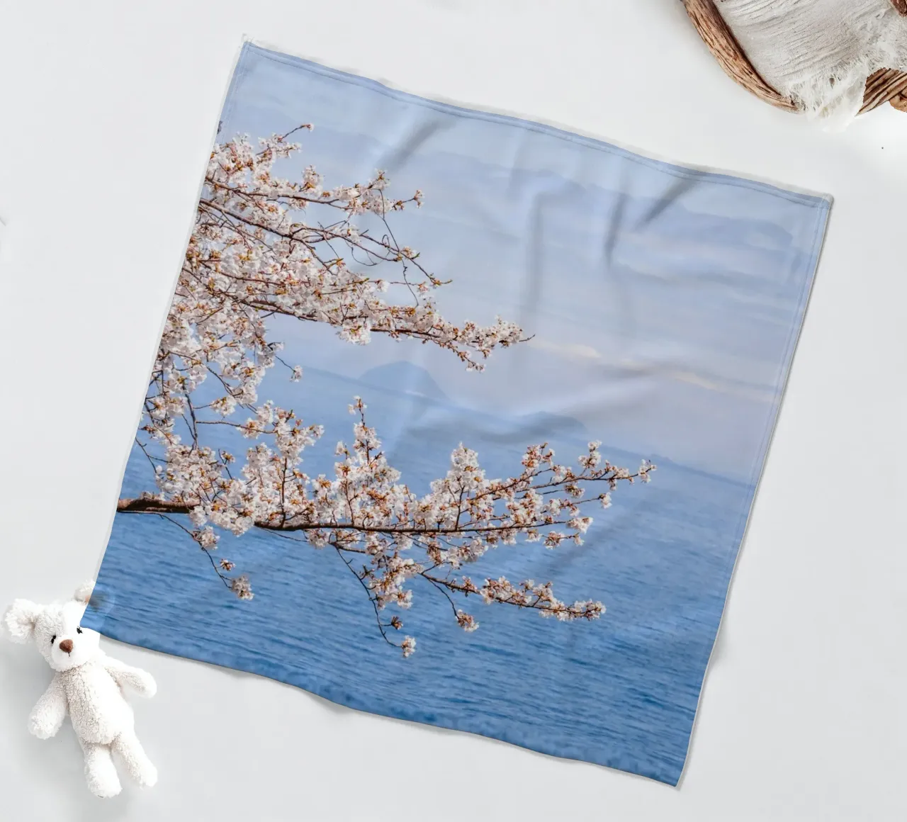 Fiori di ciliegio dell'oceano - Giappone coperta in pile da Marcel Bisig