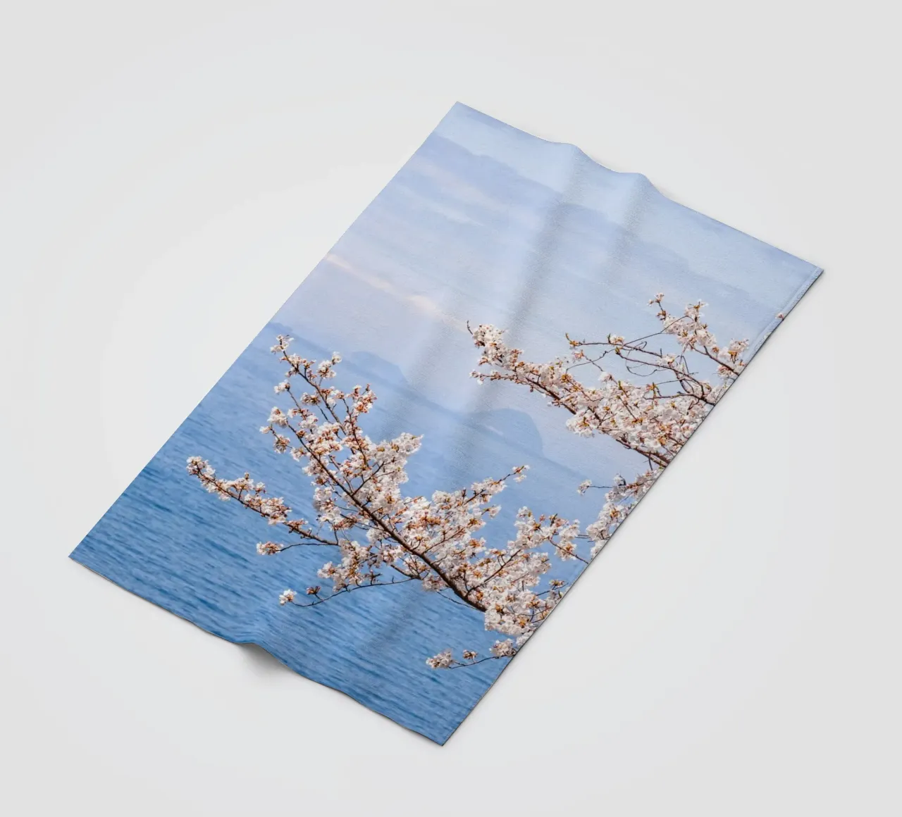 Fiori di ciliegio dell'oceano - Giappone coperta in pile da Marcel Bisig