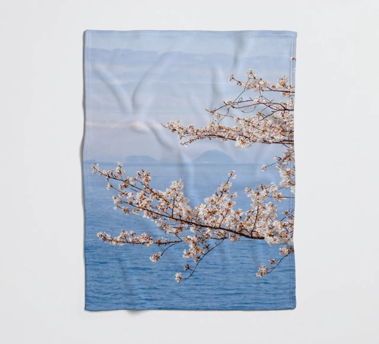 Fiori di ciliegio dell'oceano - Giappone coperta in pile da Marcel Bisig
