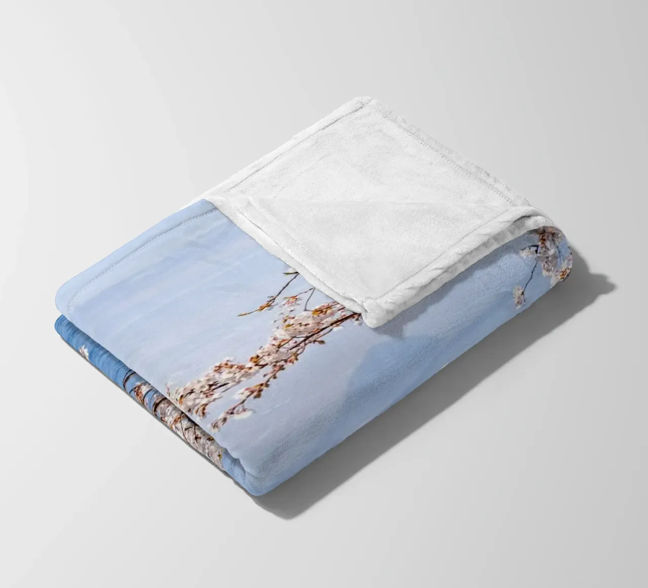 Fiori di ciliegio dell'oceano - Giappone coperta in pile da Marcel Bisig