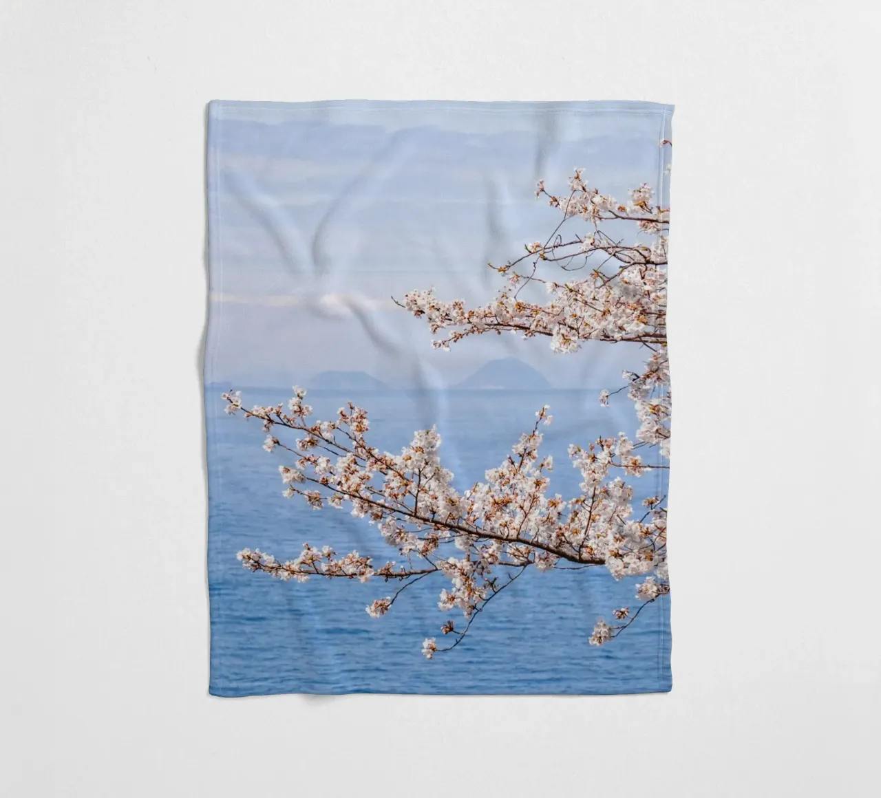 Fiori di ciliegio dell'oceano - Giappone coperta in pile da Marcel Bisig