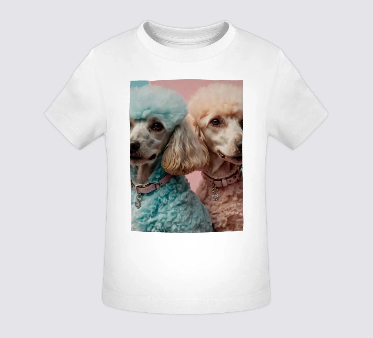 Dos coloridos caniches posan juntos frente a un pastel camiseta de bebé de DesignDoodle