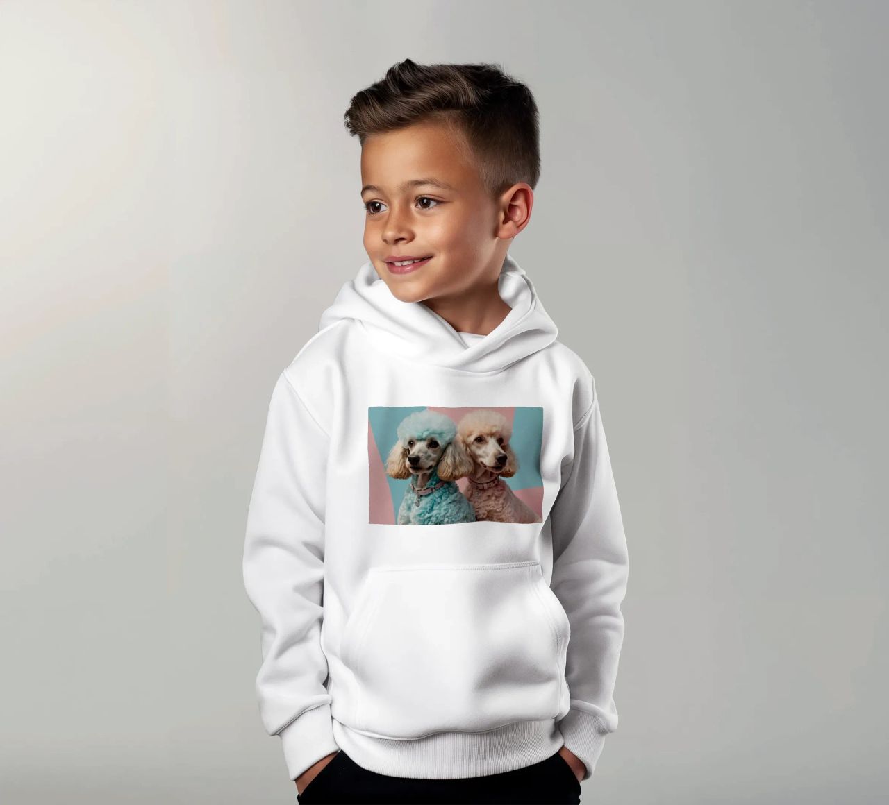 Dos coloridos caniches posan juntos frente a un pastel sudadera con capucha para niño de DesignDoodle