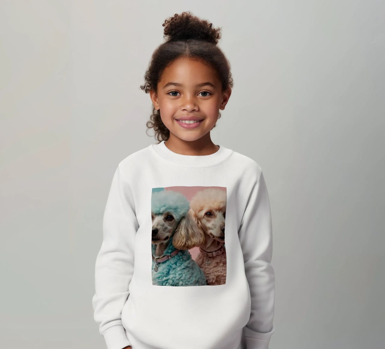 Dos coloridos caniches posan juntos frente a un pastel sudadera para niño de DesignDoodle