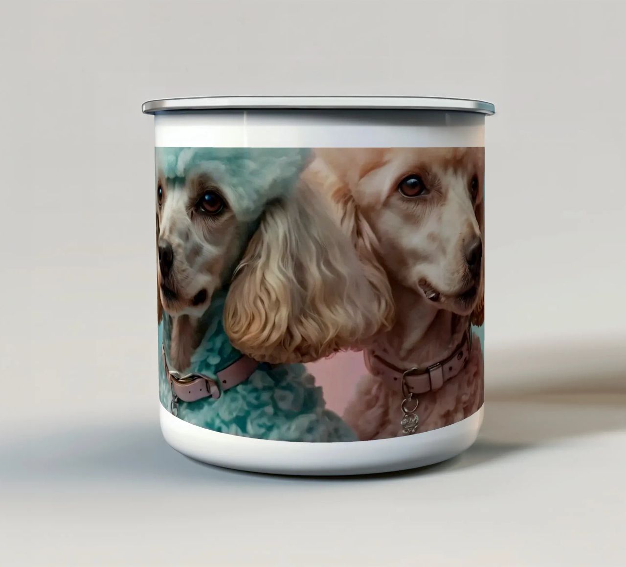 Dos coloridos caniches posan juntos frente a un pastel taza de esmalte de DesignDoodle