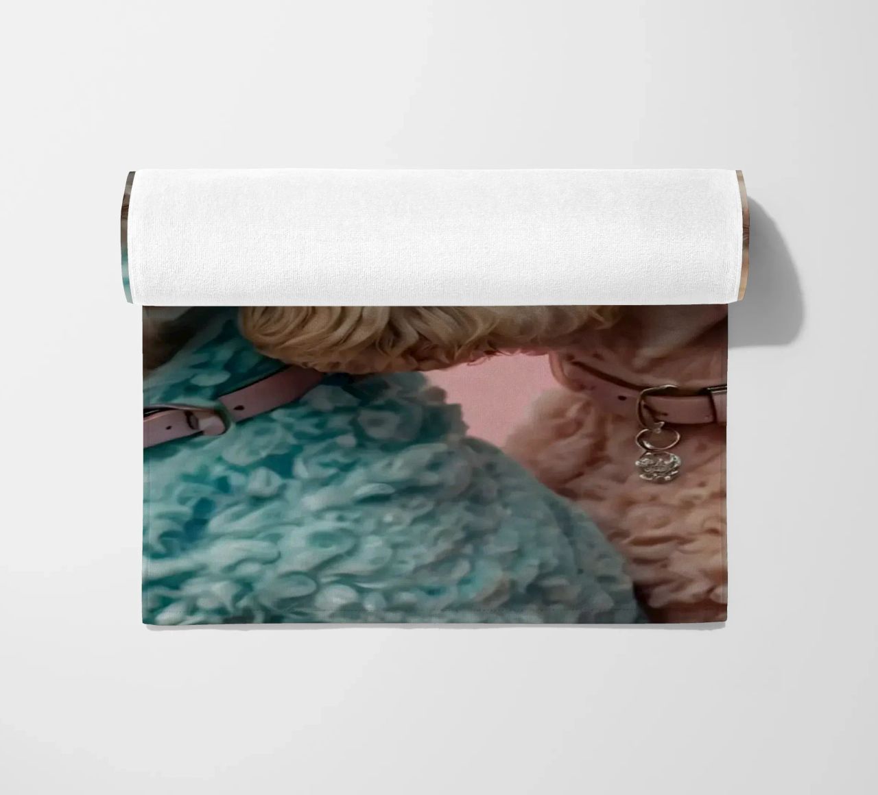 Dos coloridos caniches posan juntos frente a un pastel toalla de playa de DesignDoodle